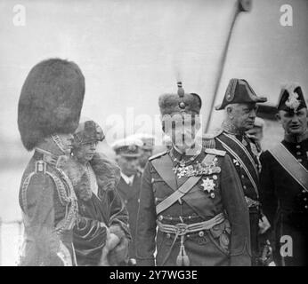 Il principe di Galles riceve re Ferdinando di Romania e la regina Maria a bordo del Royal Yacht . 12 maggio 1924 Foto Stock