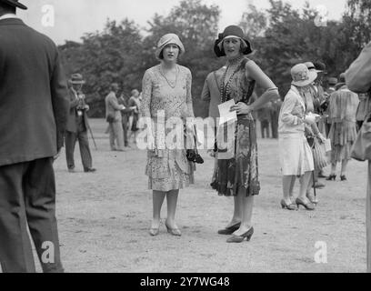 Ippodromo di Sandown Park, Surrey. La signora De Winton e la signorina R. Radcliffe . 20 luglio 1929 Foto Stock