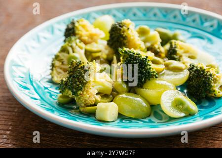 Broccoli vegani fatti in casa, fave e insalata di uva. Foto Stock