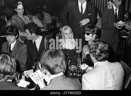 I Beatles in un locale notturno di Miami durante il loro tour negli Stati Uniti. Nella foto accanto a John Lennon , con gli occhiali scuri , si trova sua moglie Cynthia . 17 febbraio 1964 Foto Stock