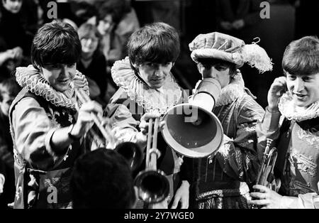 I Beatles in una scena elisabettiana dalla loro spettacolare durata di un'ora ' Around the Beatles ' . 28 aprile 1964 Foto Stock