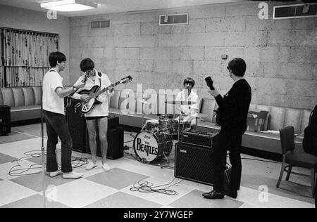 I Beatles fotografati durante le prove per uno show televisivo a Miami , Florida . 17 febbraio 1964 Foto Stock