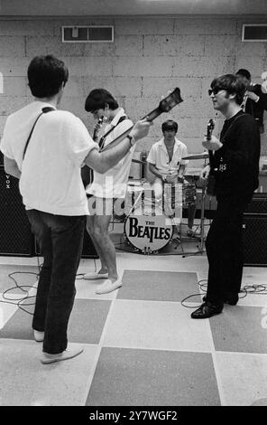 I Beatles fotografati durante le prove per uno show televisivo a Miami , Florida . 14 febbraio 1964 Foto Stock