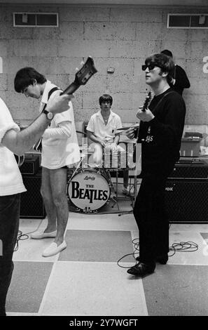 I Beatles fotografati durante le prove per uno show televisivo a Miami , Florida . 14 febbraio 1964 Foto Stock