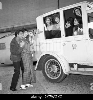 World Beauty Queens ora a Londra per partecipare al concorso Miss mondo. Bob Monkhouse durante le riprese di Weekend with Lulu assiste Miss Giappone nella realizzazione di un film di Miss Germania , Miss Norvegia , Miss Ecuador , Miss USA e Miss Cipro che vengono viste in una macchina Rolls Royce d'epoca. 2 novembre 1960. Foto Stock