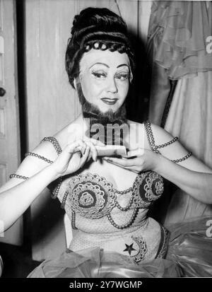 New York : la cantante lirica Blanche Thebom pettina i lussuosi baffi che indossa come 'Baba ' il turco ' nell'opera ' The Rake ' s Progress' di Igor Stravinsky. Signorina Thebom. Mezzosoprano del Metropolitan Opera , ha interpretato molti ruoli versatili , ma questa è la prima volta che interpreta una signora barbuta . Nonostante la barba è nondimeno una seducente prima del 14 febbraio . 10 febbraio 1953 Foto Stock