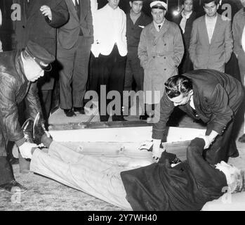 Il corpo di Charles Luciano, ' Lucky', giace nel punto in cui è morto per un attacco di cuore. Napoli, Aeroporto di Capodichino - 26 gennaio 1962 Foto Stock