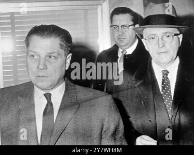 Washington , D . C . : Jimmy Hoffa , Presidente dell' U . S sindacato dei camionisti , sostituito da avvocati e giornalisti presso il tribunale federale quando si è arreso per iniziare una reclusione di otto anni . Accusato di manomissione da parte della giuria, ha perso la sua ultima possibilità di evadere la prigione . poco prima che un giovane gli sparasse in tribunale con una pistola a pellet . 5 dicembre 1962 Foto Stock