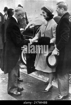 Il Presidente Eisenhower (a sinistra), vestito in costume mattutino, saluta il Presidente eletto John Kennedy e sua moglie, Jacqueline, mentre arrivano alla Casa Bianca per prendere un caffè prima di partire per la cerimonia di inaugurazione al Campidoglio il 20 gennaio 1961 Foto Stock