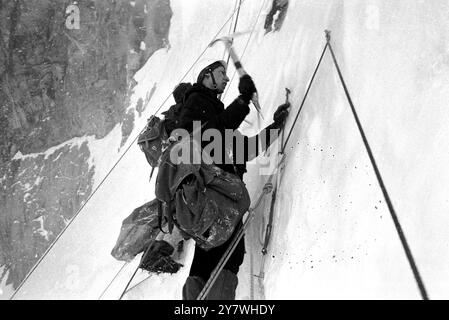 Kleine Scheidigg , Svizzera : Britanni e quattro tedeschi dopo la storica salita sul muro nord killer dell' Eiger . Guenther Strobel, membro della squadra tedesca, che si arrampica sull'indomita via "diretta" della parete nord di Eigar. 6 marzo 1966 Foto Stock