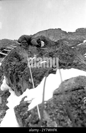 Kleine Scheidigg , Svizzera : Britanni e quattro tedeschi dopo la storica salita sul muro nord killer dell' Eiger . Guenther Strobel (a destra ) , membro della squadra tedesca e guida alpina F . Goertsch appende sul muro tra il primo e il secondo bivacco . 6 marzo 1966 Foto Stock