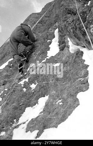 Kleine Scheidigg , Svizzera : Britanni e quattro tedeschi dopo la storica salita sul muro nord killer dell' Eiger . Guenther Strobel, membro della squadra tedesca, che si arrampica sull'indomita via "diretta" della parete nord di Eigar. 6 marzo 1966 Foto Stock