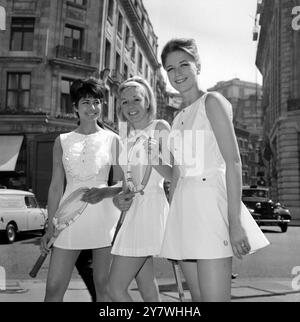 Londra : Tennis Clad Trio indossa la moda tennis Fred Perry per quest'anno . Da sinistra a destra Sandra Russell in abito di pique di cotone ricamato con anglaise broderie . Felicity Fox , modella un abito in tricel con gonna a pieghe , mentre Judy Wilson indossa un altro abito tricel cucito con lurex . 12 giugno 1963 20 giugno 1965 Foto Stock