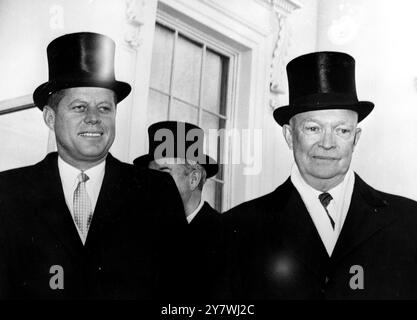 Washington, U . S . A . Presidente uscente degli Stati Uniti Dwight D. Eisenhower ( a destra ) cammina con il nuovo presidente John F. Kennedy dal bianco. 20 gennaio 1961 Foto Stock