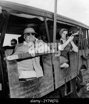 Sultan Mahommed Shah : 2 novembre 1877 - 11 luglio 1957 Aga Khan III , visto qui con la sua quarta moglie , il Begum Aga Khan in safari in Kenya per fotografare e cacciare animali selvatici nella giungla dell'Africa orientale , la spedizione fu favolosa oltre i sogni di Hollywood ed elaborata abbastanza da superare qualsiasi disagio solitamente associato ai viaggi nella giungla 1950 Foto Stock