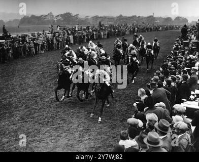 Sultan Mahommed Shah : 2 novembre 1877 - 11 luglio 1957 Aga Khan III , la foto mostra la gara di Derby , Epsom , Surrey , Inghilterra , in cui possedeva due dei tre luoghi , il campo si raggruppa insieme al Mile post . Il vincitore è stato Mahmoud fantino C Smirke; il secondo è stato Taj Akbar il fantino Gordon Richards e il terzo è stato Thankerton di proprietà della signora J Shand il fantino T Burns il 27 maggio 1936 Foto Stock