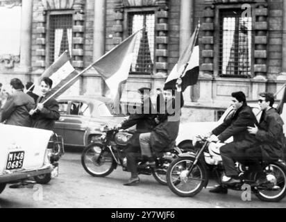 Gli studenti in auto guidano motociclette sfilano e sventolano bandiere italiane in piazza Scala, durante le recenti manifestazioni contro i pretendenti austriaci in alto Adige. Milano , Spagna . 18 ottobre 1960 Foto Stock