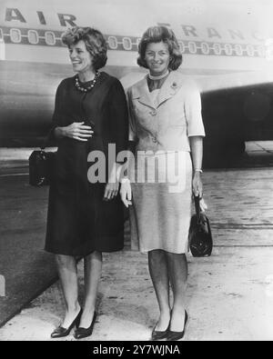 R Sargent Shriver (a sinistra) e Stephen Smith, sorelle del presidente americano John F Kennedy, partono per Parigi e le vacanze europee 23 agosto 1961 Foto Stock