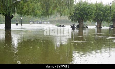 Serie di inondazioni quando il fiume Great Ouse ha fatto esplodere le sue rive a Bedford, Regno Unito, dopo forti piogge. Foto Stock