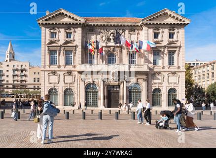 Persone che camminano oltre il municipio di Marsiglia Foto Stock