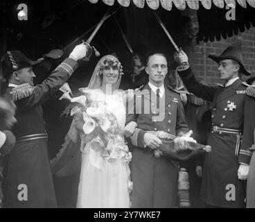 Lord Louis Mountbatten partecipa al London Naval Wedding . Il matrimonio del comandante Wilfred Pearse Gandell e della signorina Lilian Campbell ebbe luogo alla Holy Trinity di Brompton . La sposa e lo sposo che se ne vanno. Lord Louis Mountbatten ( a destra ) è una guardia d'onore . 12 aprile 1923 Foto Stock