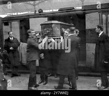 Il corpo dell'ammiraglio Lord Charles William de la Poer Beresford ( 10 febbraio 1846 - 6 settembre 1919 ) arriva a Euston , Londra , Inghilterra 10 settembre 1919 Foto Stock
