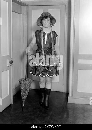 Mademoiselle Edmee Dormeuil , attrice , nella sua casa di Charles Street , Mayfair , Londra , Inghilterra . c. 1918 Foto Stock