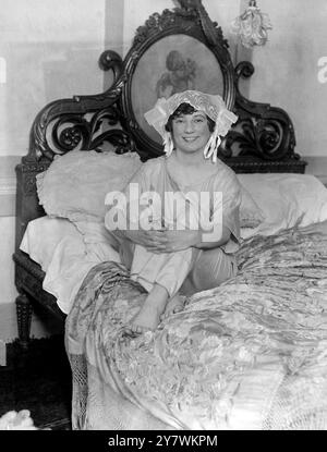 Mademoiselle Edmee Dormeuil , attrice , nella sua casa di Charles Street , Mayfair , Londra , Inghilterra . c .1918 Foto Stock