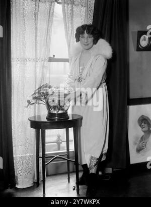 Mademoiselle Edmee Dormeuil , attrice , nella sua casa di Charles Street , Mayfair , Londra , Inghilterra . c .1918 Foto Stock