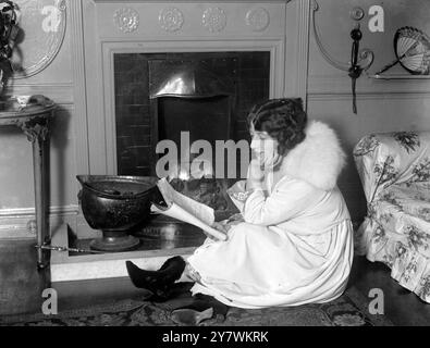 Mademoiselle Edmee Dormeuil , attrice , nella sua casa di Charles Street , Mayfair , Londra , Inghilterra . c. 1918 Foto Stock