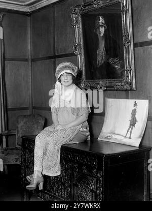 Mademoiselle Edmee Dormeuil , attrice , nella sua casa di Charles Street , Mayfair , Londra , Inghilterra . c. 1918 Foto Stock