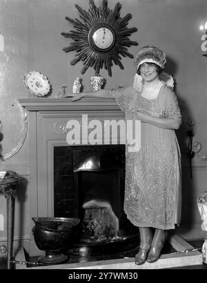 Mademoiselle Edmee Dormeuil , attrice , nella sua casa di Charles Street , Mayfair , Londra , Inghilterra . 1918 Foto Stock