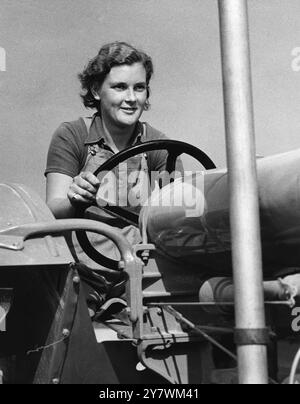 Land Girl alla guida di un trattore durante la seconda guerra mondiale - una ragazza ora in formazione per l'Esercito terrestre delle donne in un college agricolo nel Kent . È la prima volta che esce con il trattore e l'aratro dopo aver imparato ad arare su un campo di sabbia in miniatura - 12 settembre 1939 ©TopFoto Foto Stock