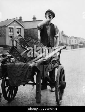 Straccio e osso uomo con il suo carro - 1937 ©TopFoto Foto Stock