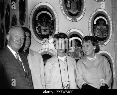 Castello di Frederiksborg , Hillerood , Danimarca - (l-r) l'ex Presidente generale degli Stati Uniti Dwight Eisenhower , i suoi nipoti David e Barbara Ann e sua moglie , l'ex First Lady d'America signora Mamie Eisenhower - mostrati guardando lo stemma nella Cappella del Castello Hilleroide di Frederiksborg - 25 luglio 1962 ©TopFoto Foto Stock