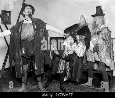 Gli Hailebury Boys producono la commedia di Shakespeare ' A Twelfth Night' ad Hatfield . Da sinistra a destra - Malvolio (Eric V . Reynolds ) , Fabian ( George Speaight ) , Maria ( Mabel Smith ) , Sir Andrew Aguecheeck ( Hugh Speaight ) mal - ' essere fuori ! Ti scarto" . 13 gennaio 1923 Foto Stock