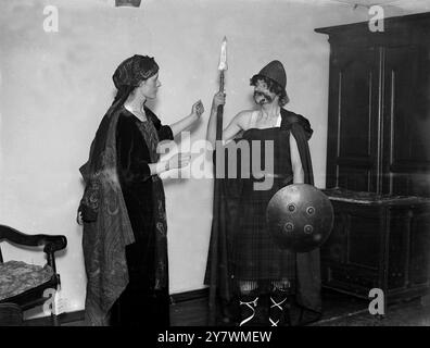 Gli Hailebury Boys producono la commedia shakespeariana Macbeth at Hatfield . Incontro di Lady Macbeth ( Dorothy Selway ) e Macbeth ( Robert Speaight ) ' Duncan viene qui per - notte '. 1923 Foto Stock