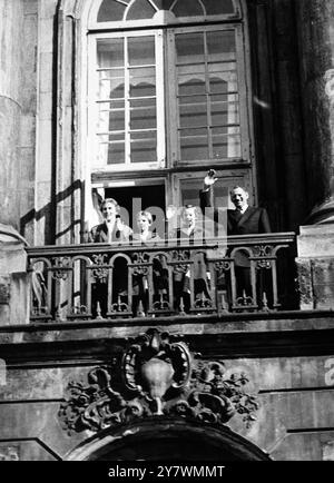 Copenaghen , Danimarca - la famiglia reale danese appare sul balcone del Castello reale di Copenaghen per rispondere agli applausi della folla che celebra il 57° compleanno dell' HM Re Frederik il 9° . (l-r) Regina Ingrid , Principessa Anne-Marie , Principessa Benedikte e il Re . Tutti gli scolari hanno avuto il giorno libero da scuola secondo le usanze e hanno applaudito la famiglia reale quando Theyt ha fatto la loro comparsa - 12 marzo 1956 ©TopFoto Foto Stock