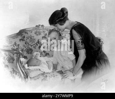 Principessa Axel di Danimarca - una popolare principessa scandinava e la figlia maggiore del principe Carlo di Svezia - vista qui con i suoi due figli - 13 maggio 1922 ©TopFoto Foto Stock