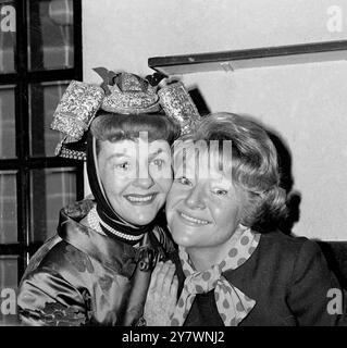 Saluta Dora e addio Mary, mentre le ragazze sono ritratte al Theatre Royal, Drury Lane . Dora Bryan (a destra), assumerà la guida di Hello Dolly , da Mary Martin . 8 marzo 1966 Foto Stock