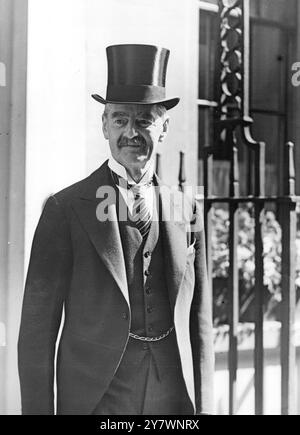 Neville Chamberlain al suo ritorno a Downing Street , Londra , dopo aver accettato a Buckingham Palace l'invito del re a formare un Gabinetto . La prima foto dopo aver accettato l'incarico di Premier . 28 maggio 1937 Foto Stock