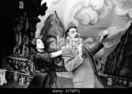 Un momento melodrammatico nel revival dell'opera vittoriana, Lady Audley's Secret , che la compagnia di Caryl Jenner presenterà al New Arts Theatre . Le prove mostrano Lady Audley , Ursula Jones che sta per ingaggiare George Tallboys , Michael Spice , Down a Well . 18 dicembre 1964 Foto Stock