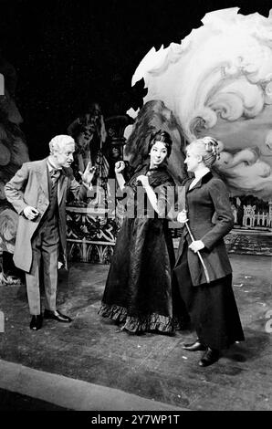 Un momento melodrammatico nel revival dell'opera vittoriana, Lady Audley's Secret , che la compagnia di Caryl Jenner presenterà al New Arts Theatre . Le prove di Lady Audley , centro interpretato da Ursula Jones , con altri membri del cast . 18 dicembre 1964 Foto Stock