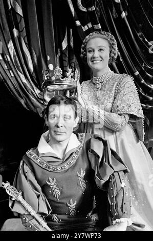 Nella foto al Theatre Royal , Drury Lane , Londra , è l' attore Paul Daneman , che assume il ruolo di Re Artù da Laurence Harvey in Camelot . Accanto a lui c'è l'attrice Ginevra Elizabeth Larner, che interpreta l'eroina malata, alla quale "le cose non sarebbero mai più le stesse". 16 febbraio 1965 Foto Stock