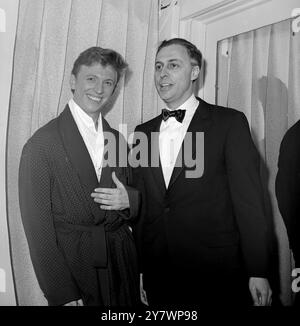 Il cantante britannico Tommy Steele ebbe un'apertura di successo a Broadway nello spettacolo musicale Half A Sixpence in cui ripeté la sua interpretazione di Kipps l'eroe di HG Wells precedentemente mostrato al Cambridge Theatre di Londra . Dietro le quinte dopo la notte di opeing Gene Saks - regista con Steele . 27 aprile 1965 Foto Stock