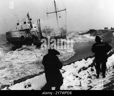 Le guardie costiere restano accanto alla stazione radio dei pirati, radio Caroline è colpita da mari pesanti al largo di Frinton Beach . Si segnala che il vaso POP è in pericolo di rottura . Normalmente ancorata a tre miglia e mezzo da Walton-on-the-Naze , Essex , si è imbattuta in un guaio di forza 8 dopo la chiusura di ieri sera. I membri dell'equipaggio e i disc jockey sono stati salvati da una boa di breeches . 20 gennaio 1966 Foto Stock