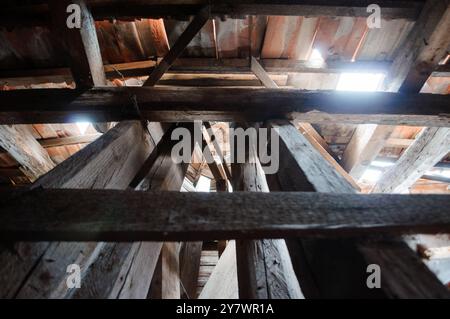 Uno sguardo all'architettura dimenticata: L'intricato quadro di legno di una struttura abbandonata. Foto Stock