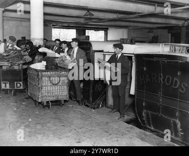 Reparto spedizioni pacchi presso il negozio Harrod's. Londra. Giugno 1925 Foto Stock