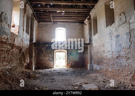 Santuario abbandonato: Uno sguardo al decadimento rustico e alla bellezza dimenticata. Foto Stock