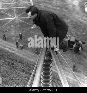 Uomo sopra un pilone Foto Stock